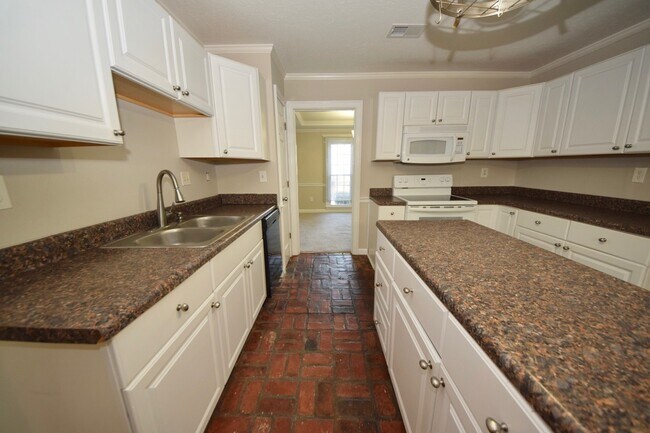 Building Photo - Classic 4 bed, 2.5 bath near Walnut Grove ...