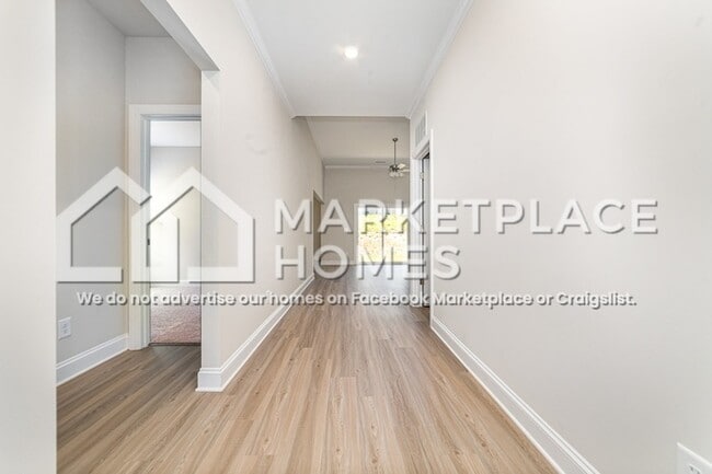 Building Photo - 132 S Sina St