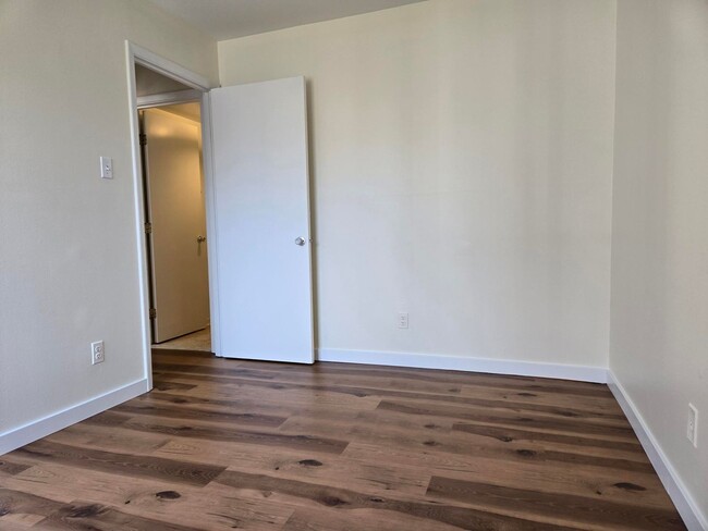 Building Photo - Cozy 1 Bed 1 Bath Condo With Parking In Br...