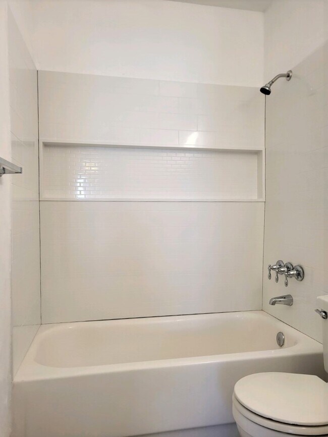 Shower Surround - 1141 Cree Dr