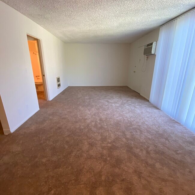 Building Photo - 2738 Montrose Ave