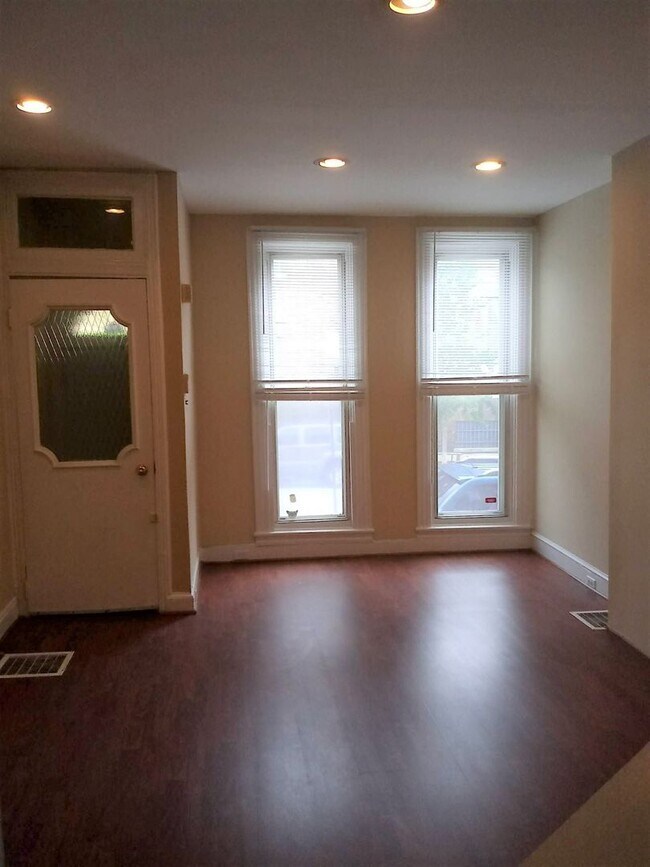 Building Photo - 20 Parkin St - Huge 3BR/1BA Townhouse near...