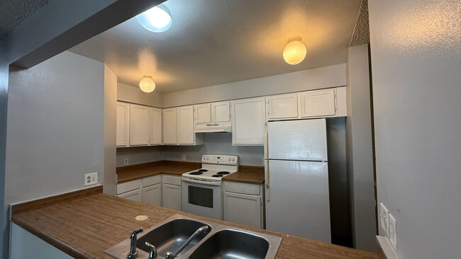 Building Photo - 2 Bedroom 2 Bathroom Condo in Red Fin!