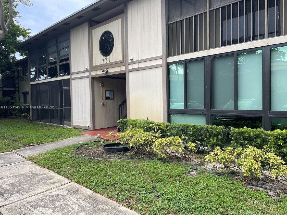 Foto principal - 771 NE 199th St