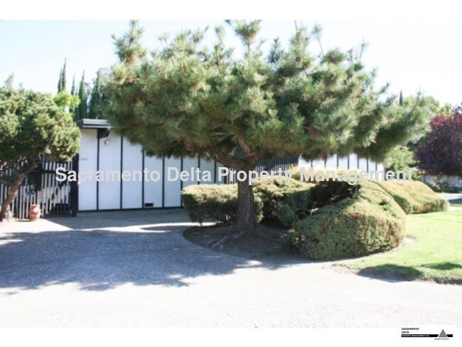 Building Photo - 2 Bd S. Land Park Hills Duplex