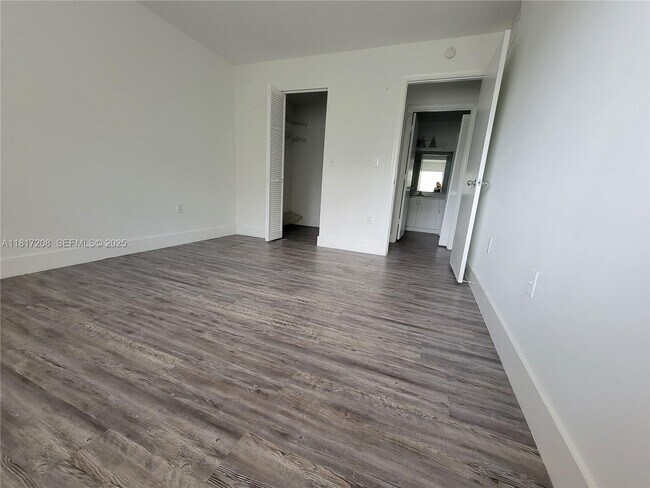 Foto del edificio - 4844 N State Rd 7