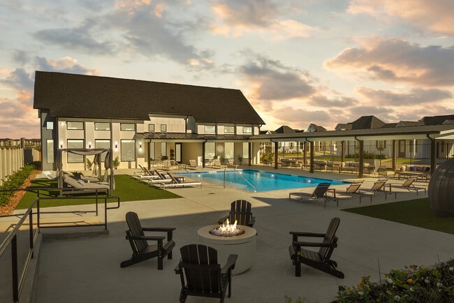 Resort Style Oasis! Pool, Fire-Pit, Lounge and Cabana! - The Cottages at Magnolia
