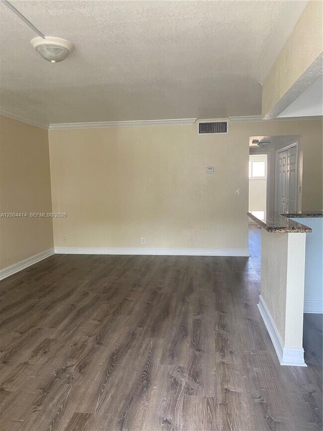 Foto del edificio - 1400 NE 56th St