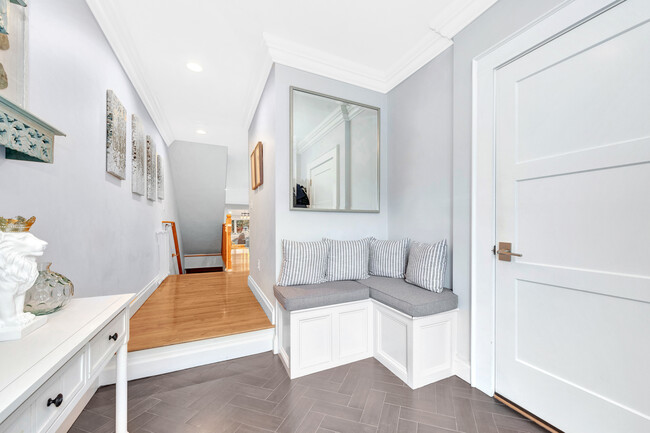 Entry - furnished - 3 Carlton St