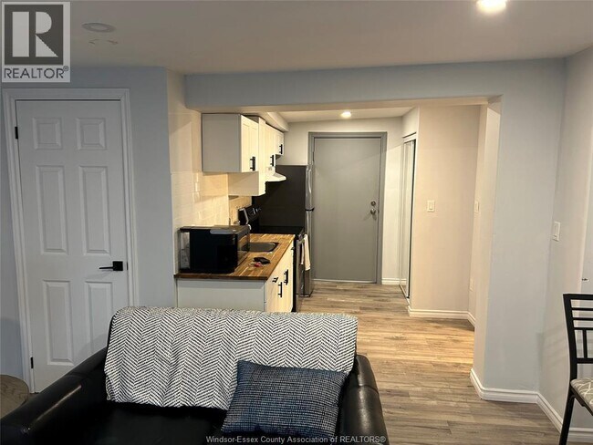 Building Photo - 493 University Ave W