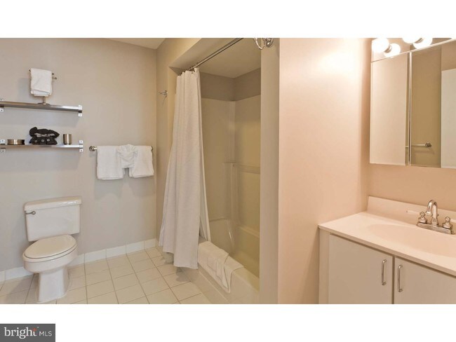 Building Photo - 201 S 25th Street Unit 2B-210