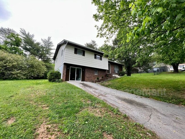 Photo - 903 Valerie Ln House