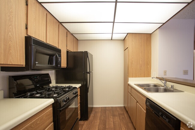 2BR, 2BA-974 SF - Chaparral Apartments