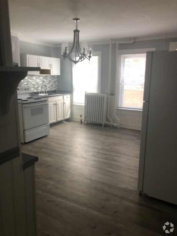 West Side Apartments for Rent with Hardwood Floors Manchester, CT 2