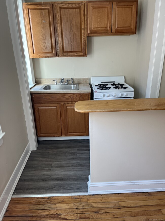 Building Photo - 37-39-39 Charter Oak Pl