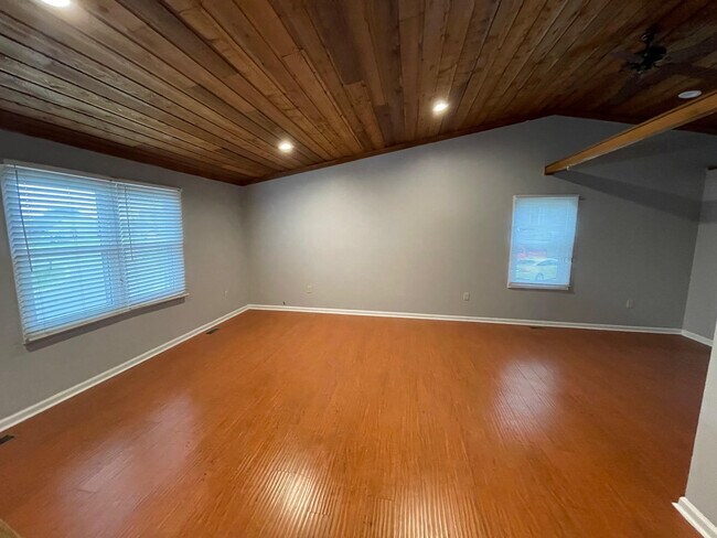 Building Photo - 509 Country Club Ct