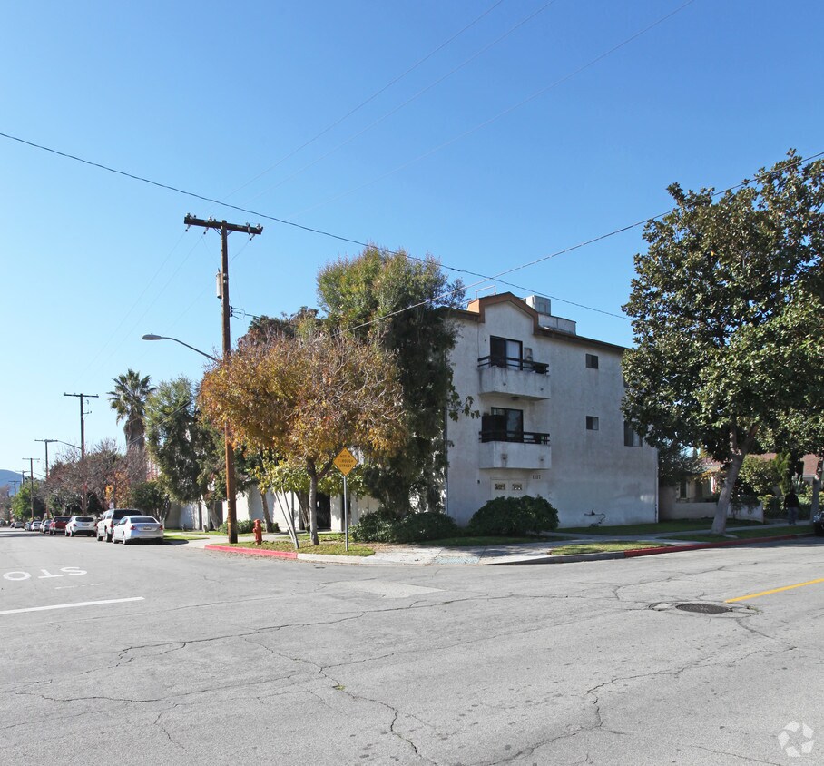 Building Photo - 1117 S Lake St