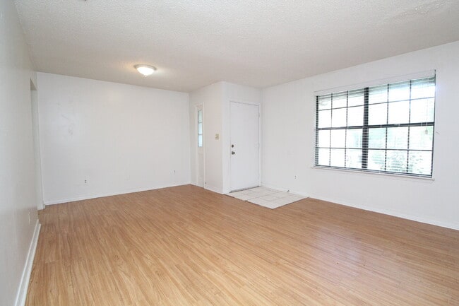 Building Photo - 2BD/1BA Duplex in NE Pensacola – Fenced Ya...