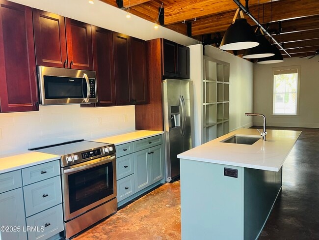 Building Photo - 7 Market