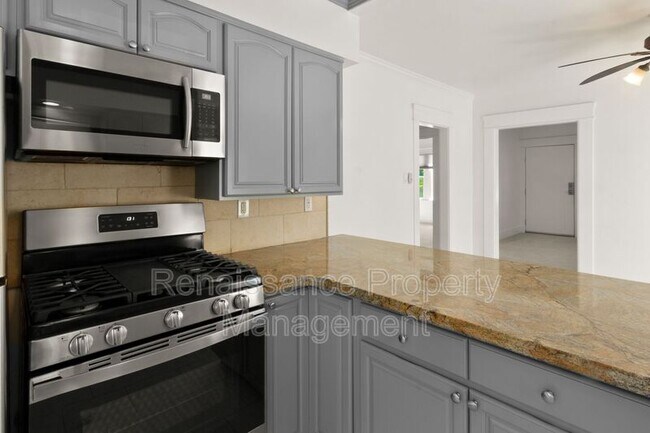 Building Photo - 579 W 10th St