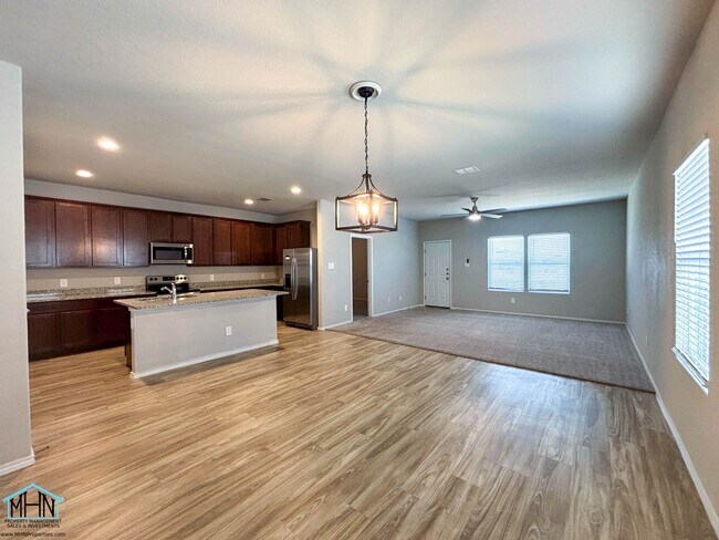 Foto del edificio - Inviting 3-bedroom, 2-bathroom House, Epit...