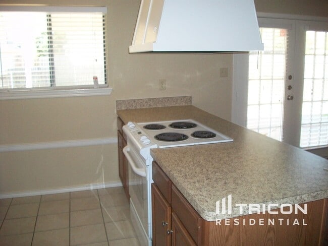 Building Photo - 9215 Sophora Dr