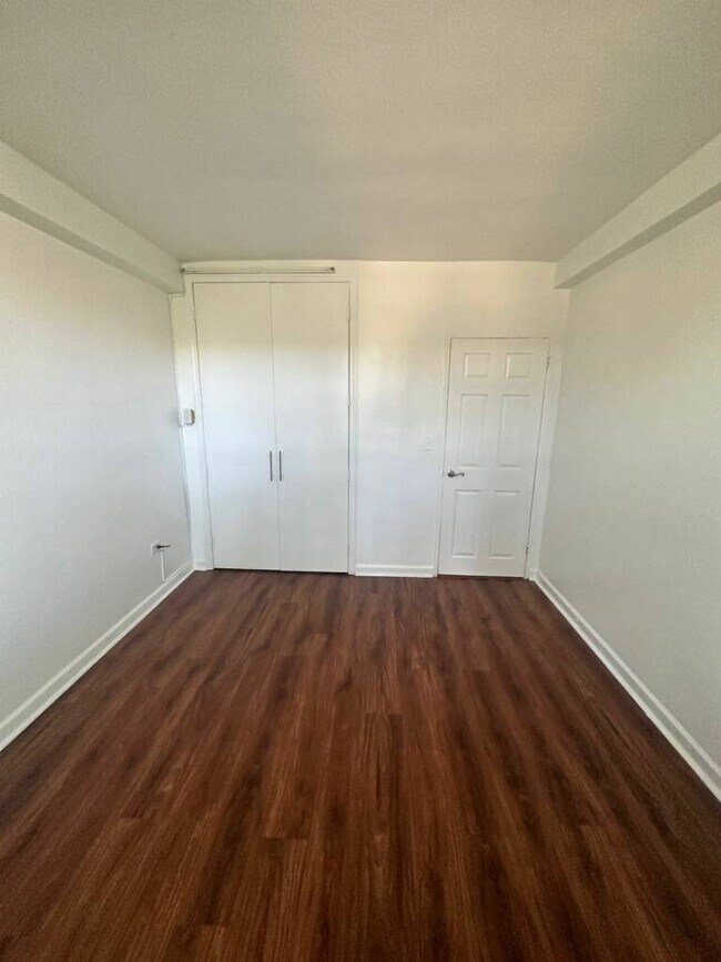 Foto del edificio - 12427 Flatlands Ave