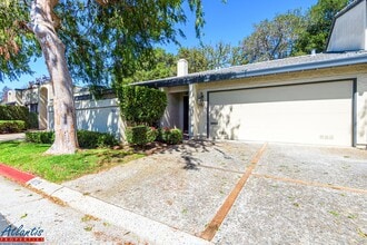 Building Photo - 4015 Villa Vista