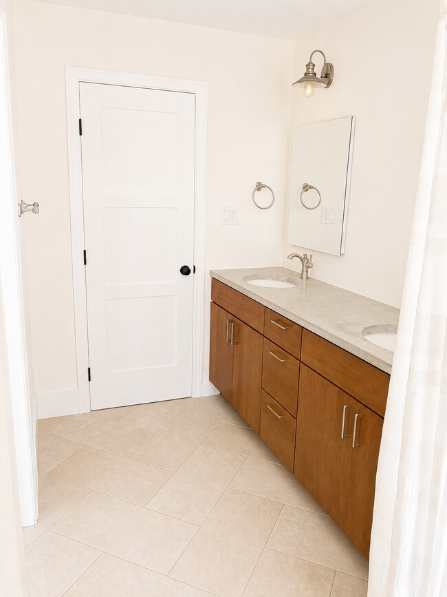 Baño principal 1 - 1332 E Galvin St