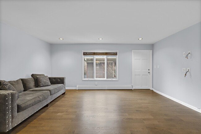 Building Photo - 27-29 E Clifton Terrace
