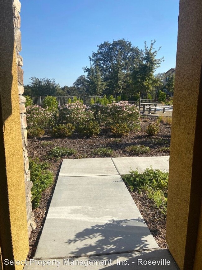 Building Photo - 3 br, 2.5 bath House - 35 Huddlestone Circle