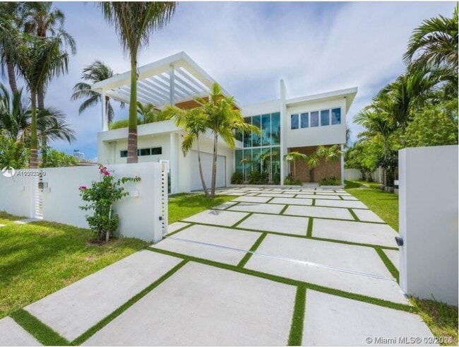 Building Photo - Luxury Listings