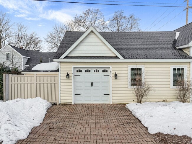Building Photo - Summer Getaway- Fully Furnished!