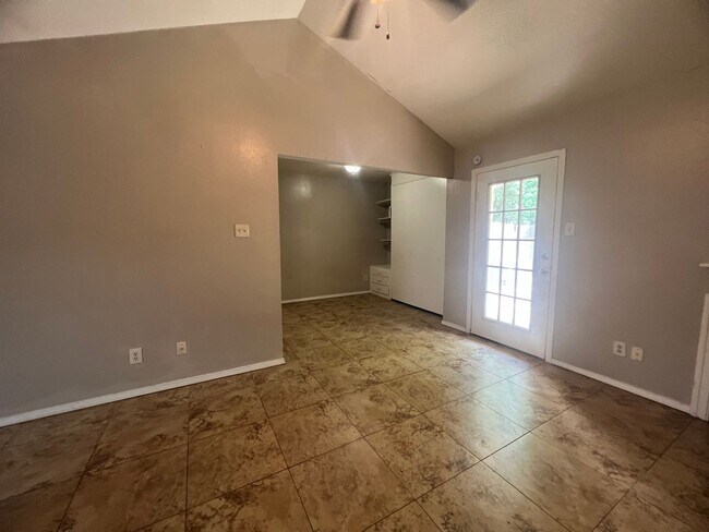 Foto del edificio - CUTE CUTE CUTE Single story townhome..