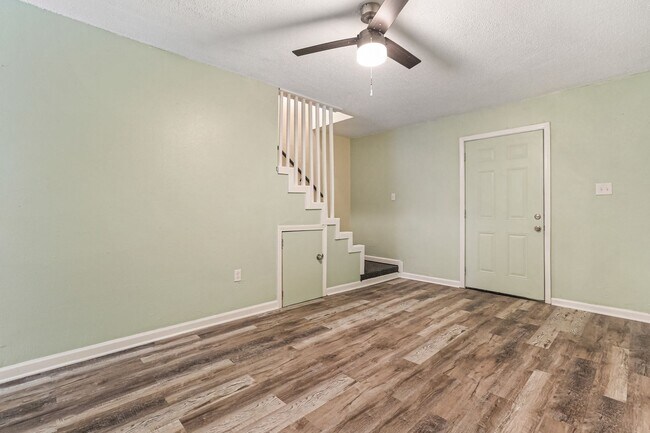 Foto del edificio - Modern 2BR Townhouse-Style Apartment | 1,010 Sq. Ft. | Renovated Interior | Westbank Expressway L...