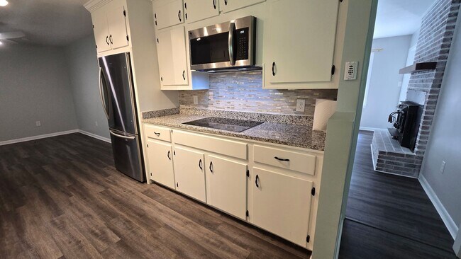 Building Photo - ***Newly Remodeled 3/2 Brick Rancher near WCU***