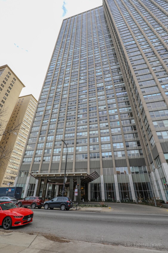 Foto principal - 655 W Irving Park Rd