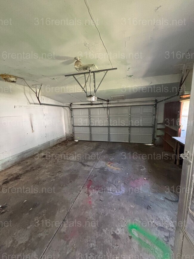 Foto del edificio - Three bedroom one bath house available now!
