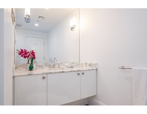 Building Photo - 2442 Beacon St