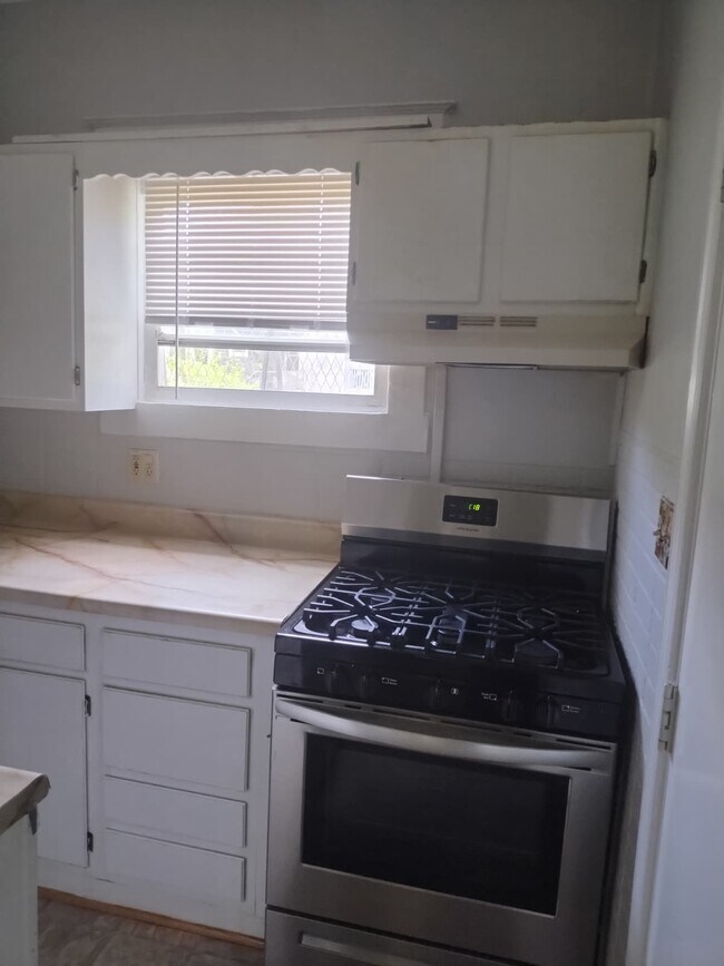 Building Photo - 408 Lyndhurst St