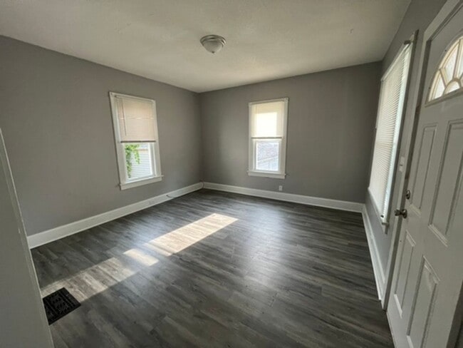 Building Photo - 2 Bedroom 1.2 bath in Moline