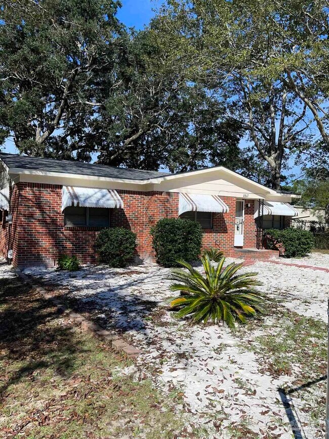 Foto del edificio - 8617 Satsuma Ave