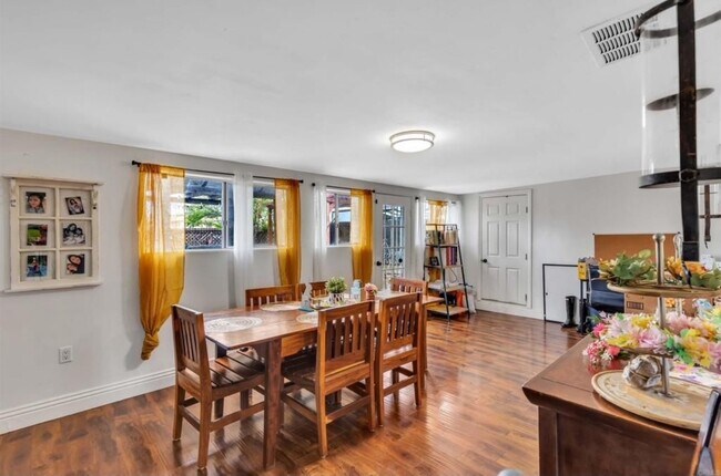 Comedor - 529 S Sunshine Ave