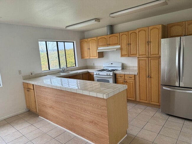 Building Photo - Charming 2-Bedroom Duplex on a Tranquil Ho...