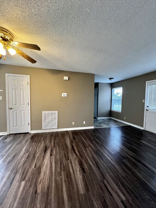 Building Photo - Charming 2-Bedroom Home with Spacious Layout in Oak Grove, KY - Must See!