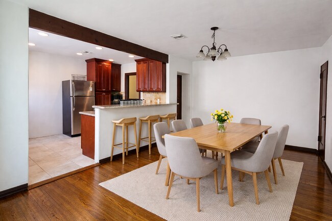 Foto del edificio - 6230 Lindenhurst Ave