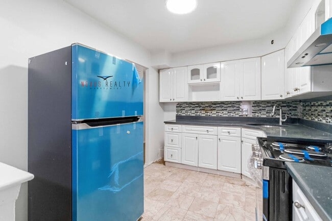 Foto del edificio - 40-83-83 Denman St