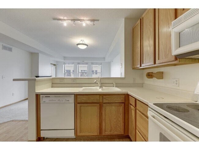 Building Photo - 580 N 2nd St