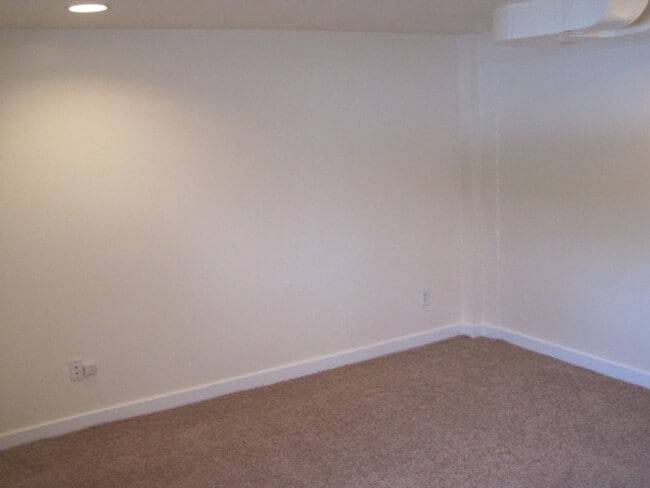 Building Photo - Live in Wallingford and Be Close to Everything!