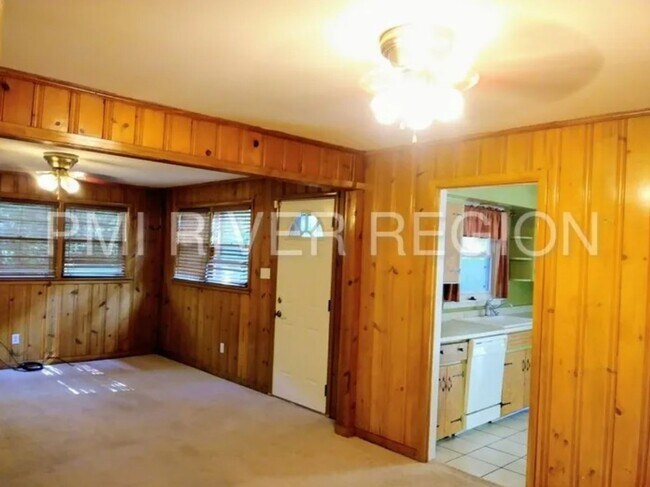 Building Photo - 3 Bedroom 2 Bathroom Home